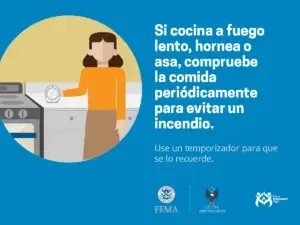 Una mujer está ajustando un temporizador de cocina mientras cocina en una estufa, con un recordatorio para comprobar regularmente la comida que se cocina a fuego lento para prevenir incendios, junto con logotipos de fema y us fire administration en la esquina inferior derecha.